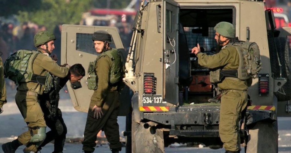 الاحتلال يعتقل 5 مواطنين ويحتجز العشرات في الطبقة جنوب غرب الخليل