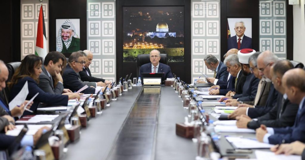 بالفيديو: الحكومة: نؤكد مواصلة العمل لإغاثة قطاع غزة وضمان استمرار الخدمات المقدمة