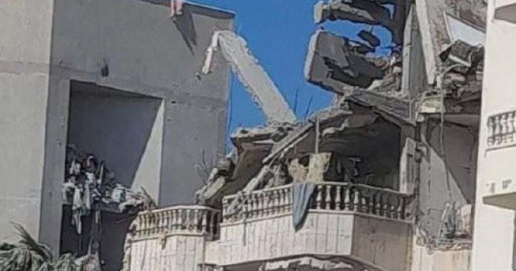 بالصور: أكبر رشقة صاروخية على حيفا وسقوط بعضها يلحق أضرارا