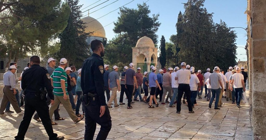 مستوطنان يقتحمان المسجد الأقصى ويؤديان طقوسا تلمودية