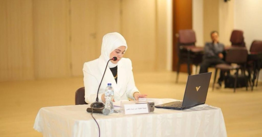 بالصور: “جامعة الإسراء” تناقش رسالة ماجستير وتجمع بين طالبة وذويها فرقتهما الحرب