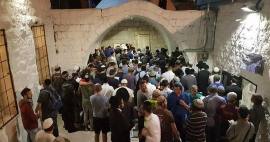 مئات المستوطنين يقتحمون “مقام يوسف” شرق نابلس