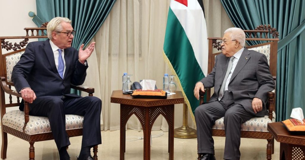 تفاصيل اجتماع الرئيس عباس مع مسؤول أممي في رام الله