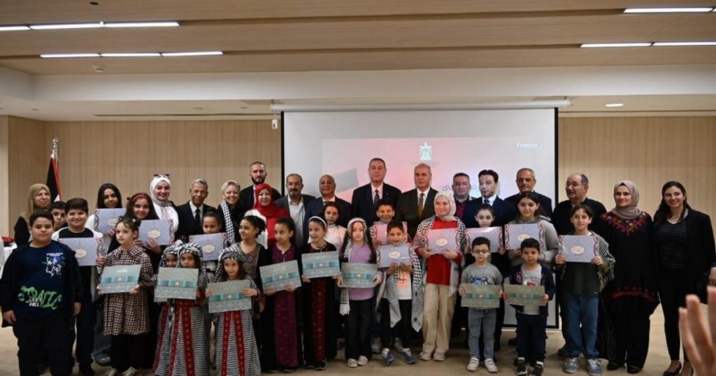 تسليم جوائز الكاتب المبدع للقصة القصيرة للفائزين من أطفال غزة