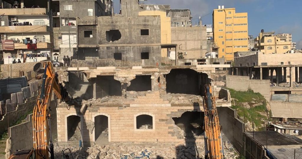 سلطات الاحتلال تُجبر مواطنا على هدم منزله شرق القدس