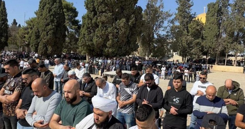 40 ألف مصل يؤدون صلاة الجمعة في رحاب المسجد الأقصى