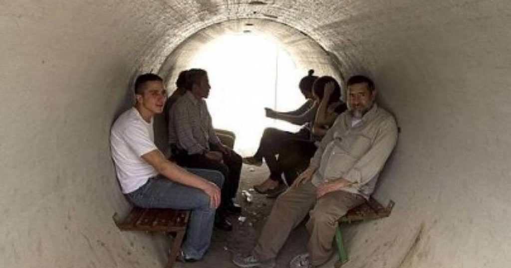 إصابة 9 إسرائيليين خلال التدافع نحو الملاجئ بعد إطلاق صاروخ من اليمن