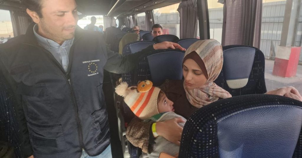 بالصور: من أصل 12 ألفا – الصحة العالمية تُعلن إجلاء 8 مرضى من قطاع غزة