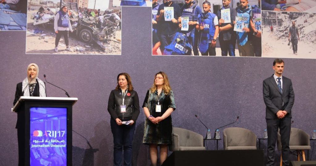 صحفيو غزة يتسلمون جائزة المثابرة الصحفية من أريج لعام 2024