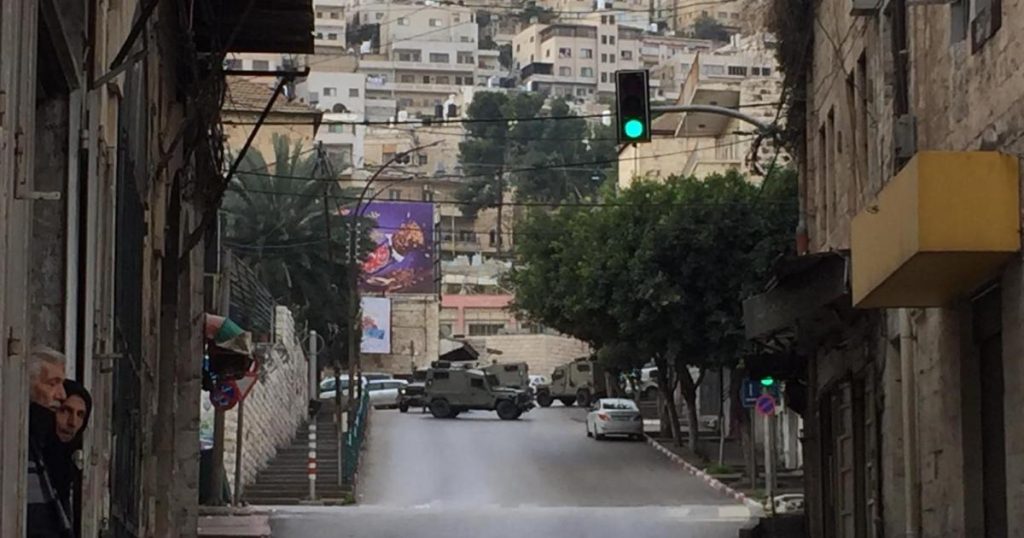 الاحتلال يغتال شابا ويحتجز جثمانه خلال اقتحام مخيم بلاطة
