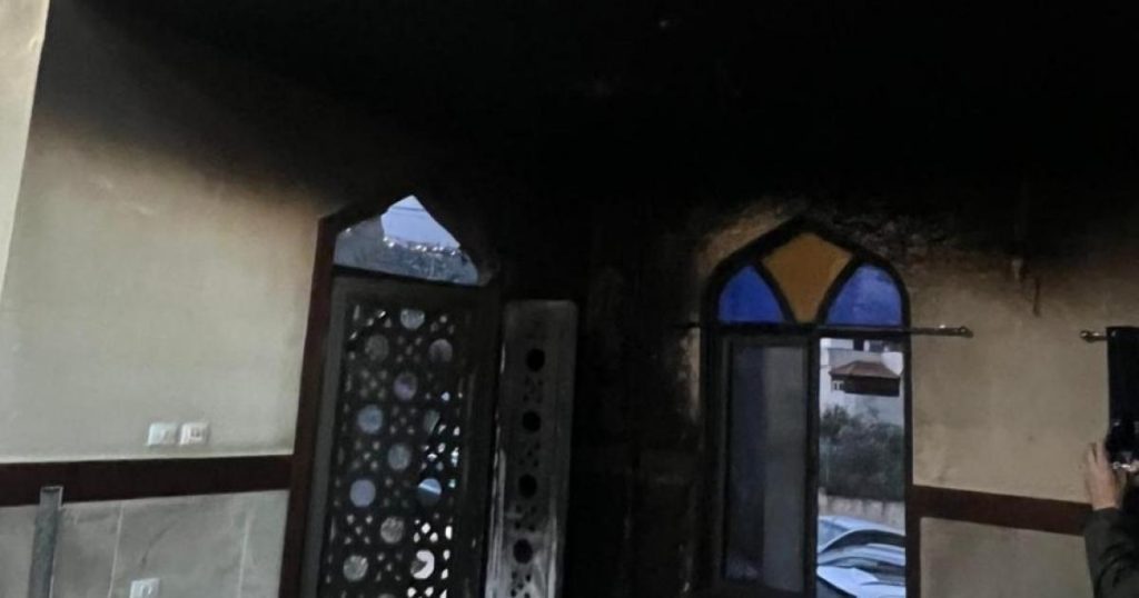 بالصور: مستوطنون يحرقون مسجدا شمال سلفيت