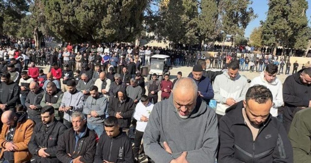 بالصور: رغم معيقات الاحتلال.. آلاف المصلين يؤدون صلاة الجمعة في المسجد الأقصى