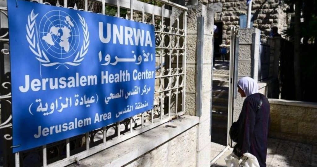 رابطة العالم الإسلامي تدين قرار إغلاق 6 مدارس “للأونروا” في القدس