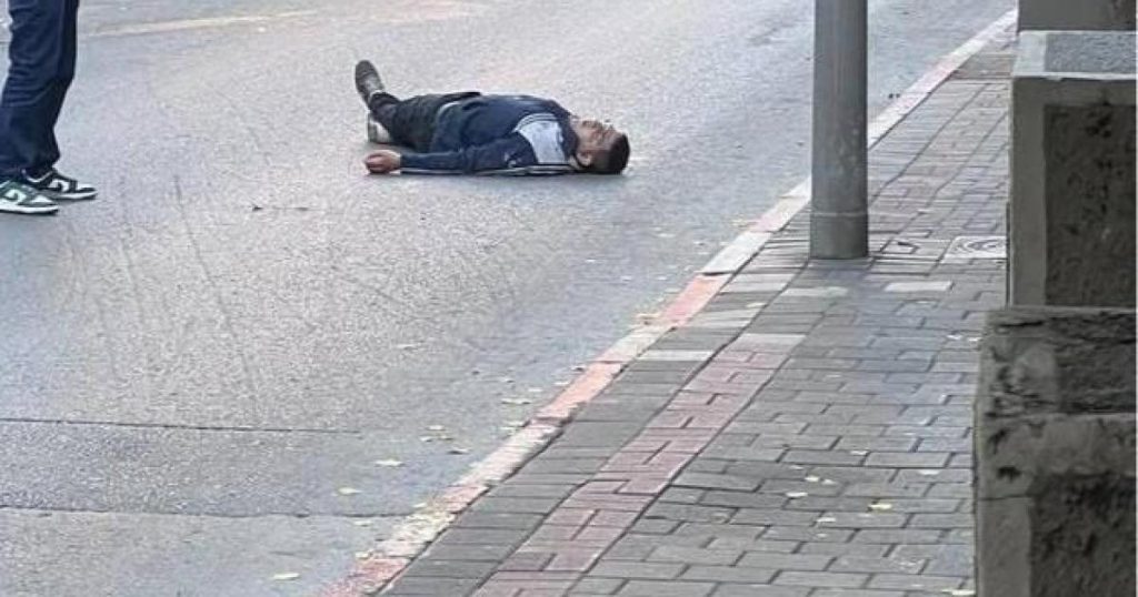 بالفيديو: مقتل إسرائيلي وإصابة آخر في عملية طعن بتل أبيب
