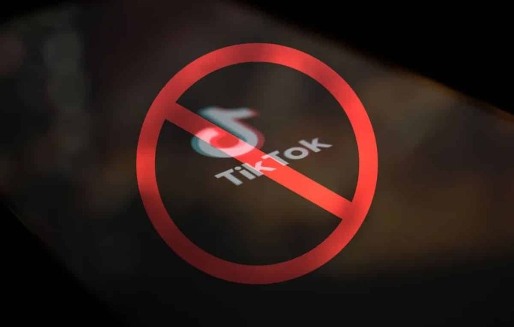 إدارة بايدن تضع مصير تيك توك بين يدي ترامب