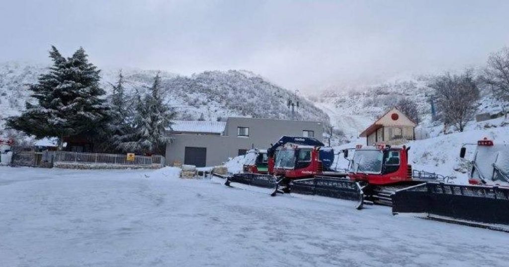 الثلوج تتساقط على جبل الشيخ ودرجات الحرارة تنخفض دون الصفر