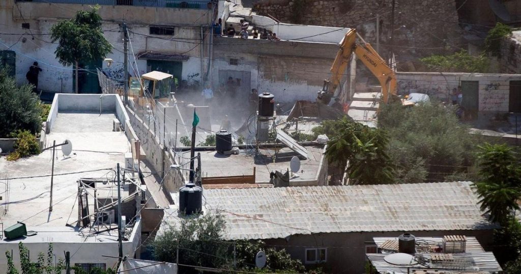 الاحتلال يهدم بيتين متنقلين في سلوان