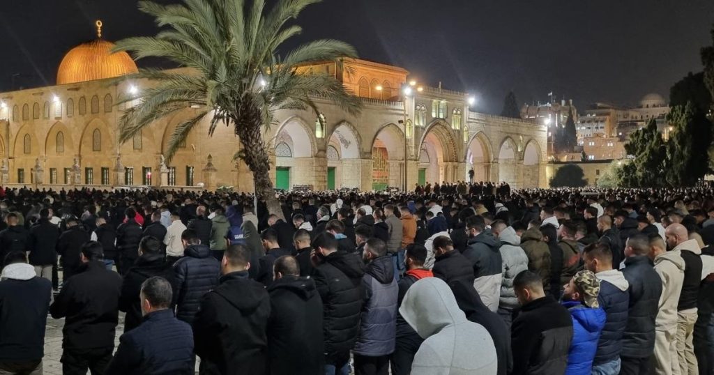 80 ألف مصل يؤدون صلاتي العشاء والتراويح بالمسجد الأقصى