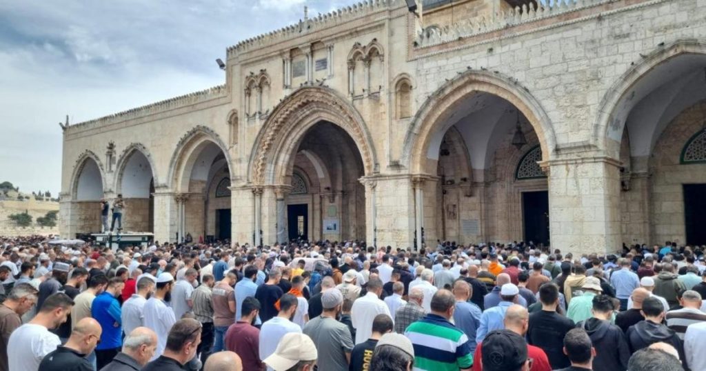 حكم صلاة الجمعة لمن صلى العيد إذا وافق يوم الجمعة