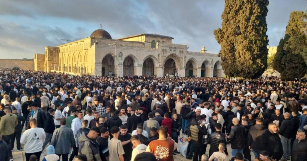 بالصور: 120 ألف مصل يؤدون صلاة عيد الفطر في المسجد الأقصى