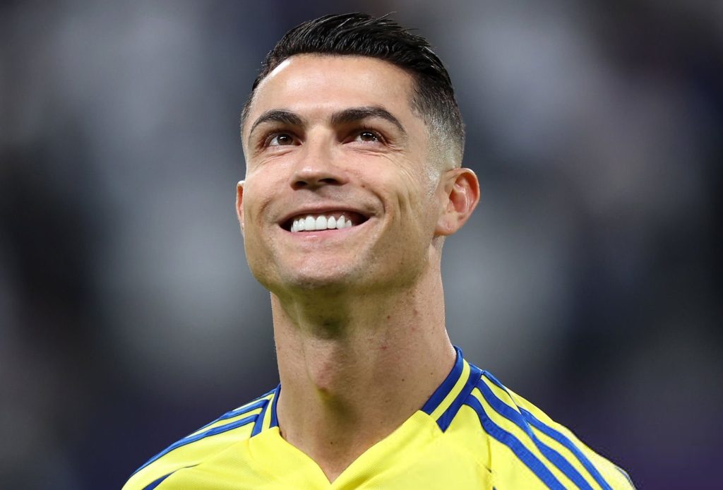 رونالدو يحتفل في أرض الهلال على طريقته الخاصة.. ويقترب من الهدف رقم 1000 (فيديو)