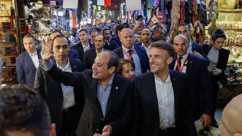 ماكرون في خان الخليلي ومطعم “نجيب محفوظ” الشهير .. حديث مواقع التواصل
