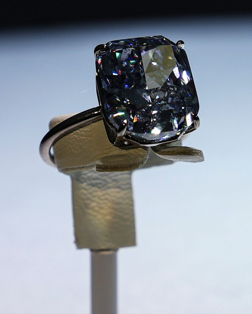 عرض ماسة زرقاء نادرة قيمتها 20 مليون دولار في أبوظبي