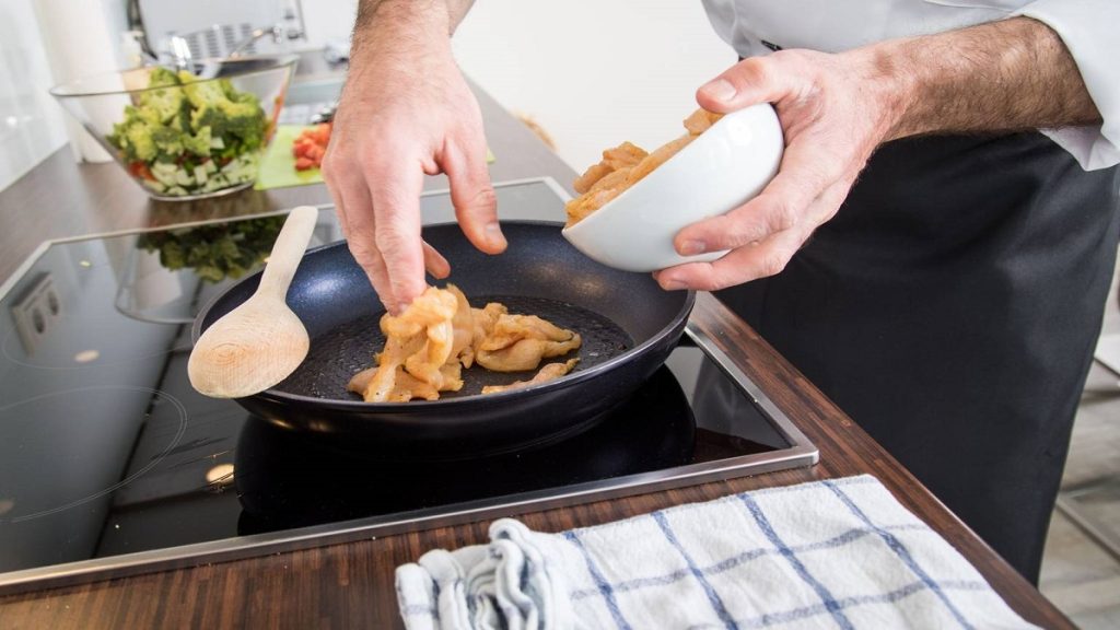 يُشتبه بأنها تسبب السرطان.. قلّايات مطابخ في قفص الاتهام