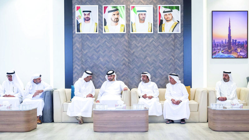 منصور بن محمد يقدم واجب العزاء في وفاة محمد عبدالله بالحصا الشامسي