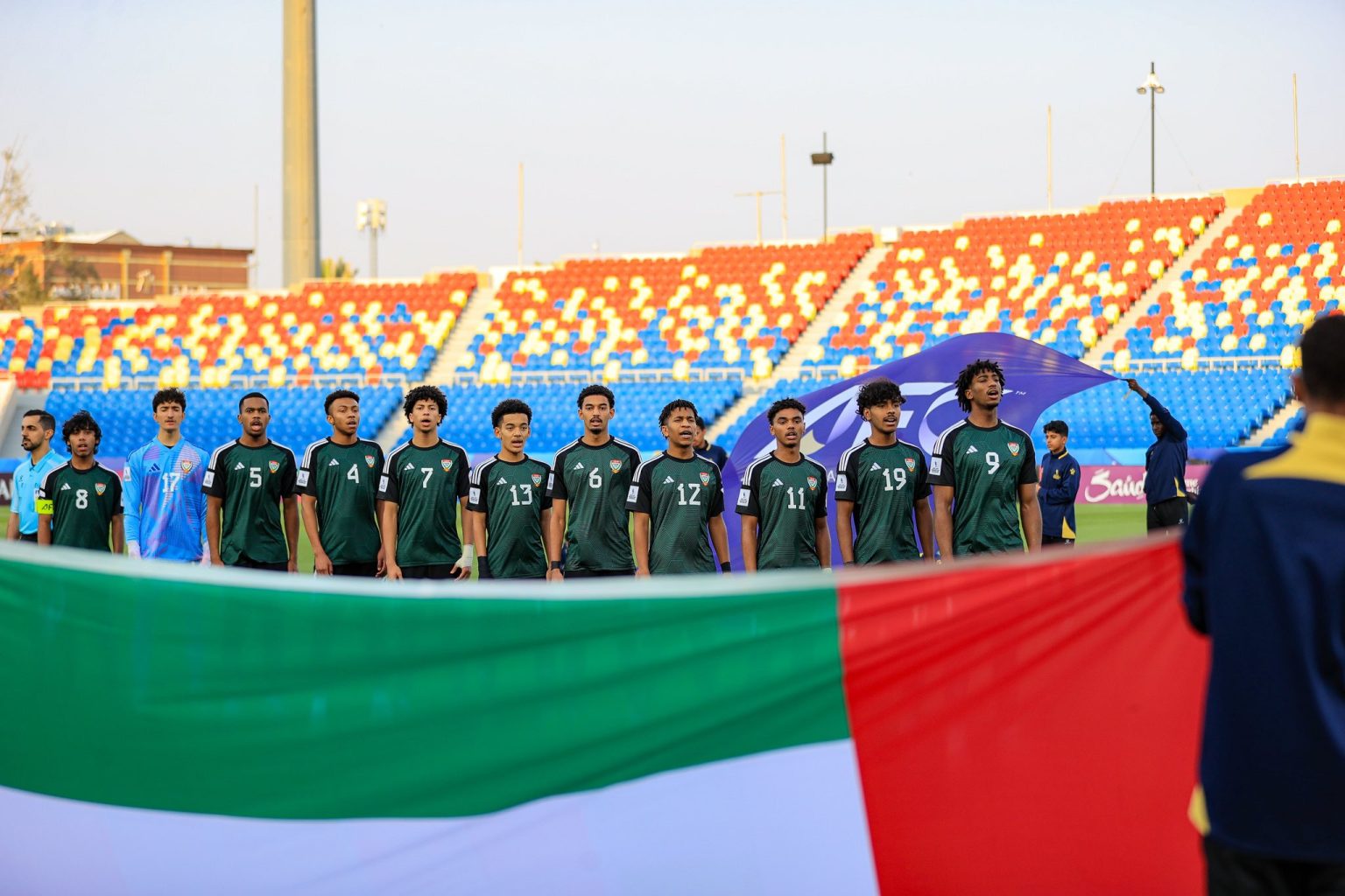 منصور بن محمد يهنىء منتخب الإمارات تحت 17 سنة بمناسبة تأهله لنهائيات كأس العالم للناشئين