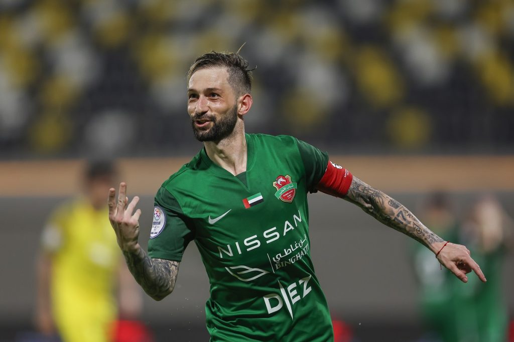 شباب الأهلي يهزم كلباء في الدقيقة 100 ويقترب من حسم لقب الدوري