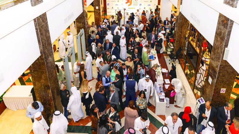 «مونودراما الفجيرة» الفن لا يحتاج إلى حشود.. ممثل واحد يُحرّك وجدان العالم