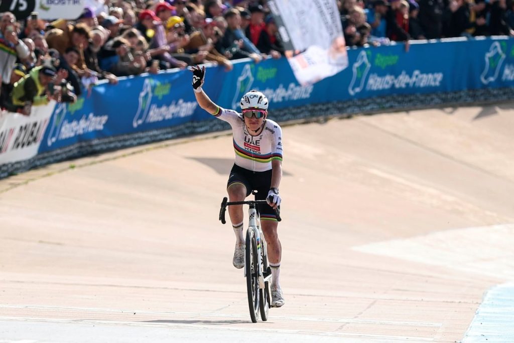 الإمارات للدراجات” وصيفا في سباق “باريس روبيه