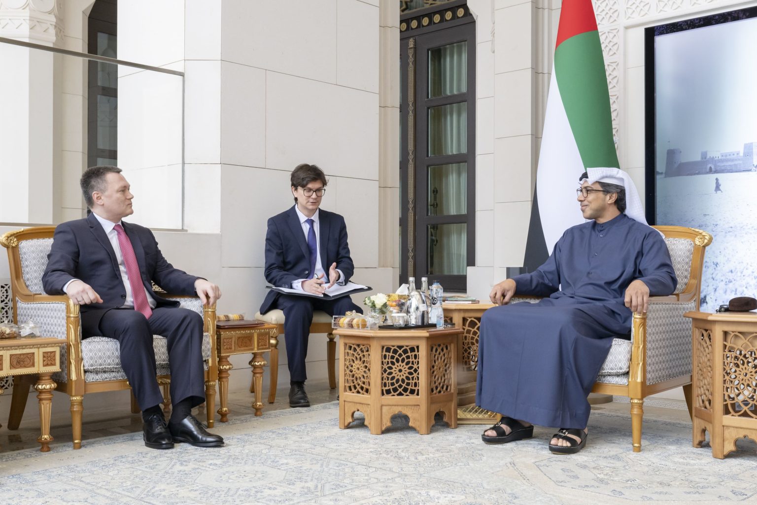 منصور بن زايد يبحث مع المدعي العام لروسيا تعزيز العلاقات الثنائية