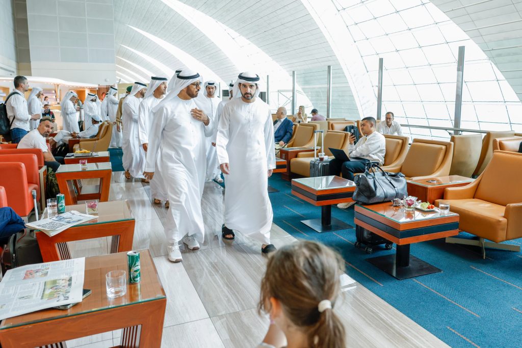 حمدان بن محمد يتفقّد المبنى رقم 3 في مطار دبي الدولي