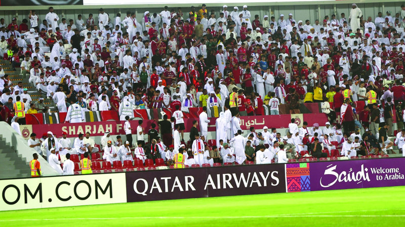 جمهور الكرة الإماراتية يرسم لوحة رائعة في المدرجات