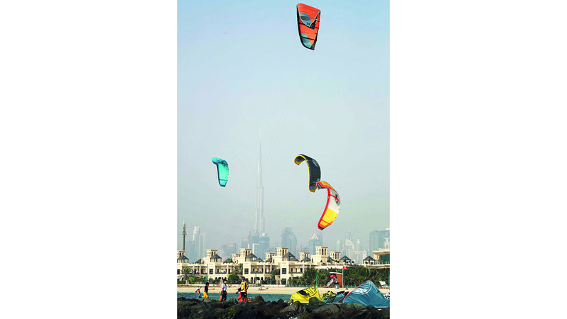 تنظيم مسابقة «كايت سيرف» أمام شواطئ جميرا