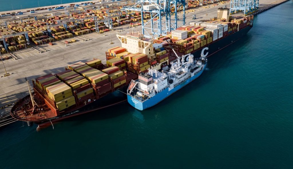 “موانئ أبوظبي” تنجز أول عملية تزويد للسفن بالغاز الطبيعي المسال في ميناء خليفة