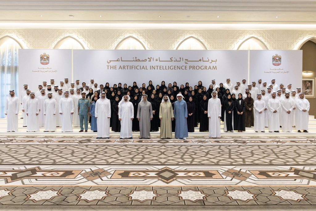 محمد بن راشد يكرم 100 خريج من برنامج الذكاء الاصطناعي الاتحادي
