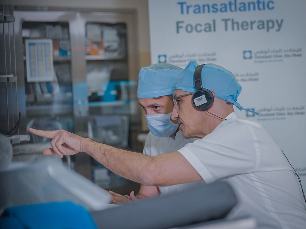 كليفلاند كلينك أبوظبي يُنفّذ أول علاج روبوتي عن بُعد لسرطان البروستات