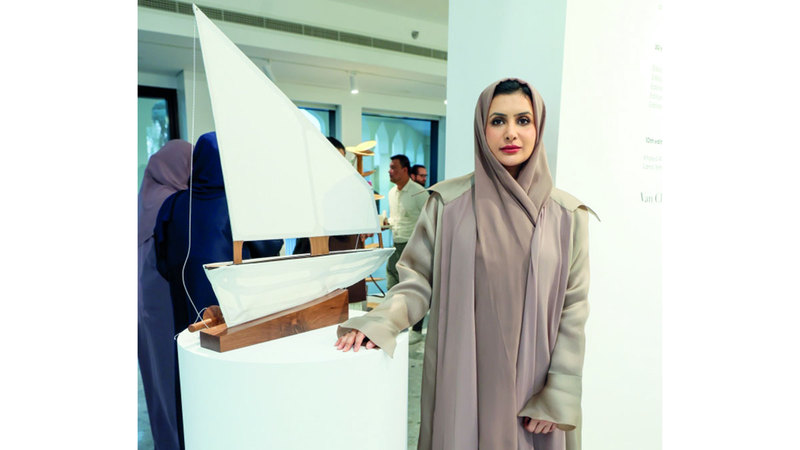 «طائرة» فنانة إماراتية تحلّق بجائزة المصمم الناشئ