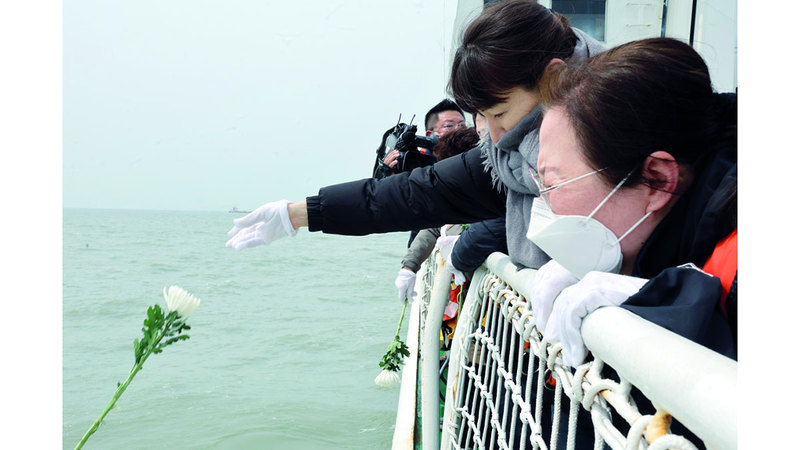 كوريون جنوبيون يحيون ذكرى غرق العبارة «سيؤول»