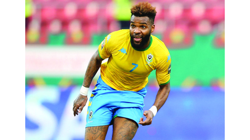 وفاة مهاجم الغابون بعد سقوطه من الطابق الـ 11