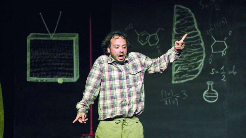 حين يصير الوعي لعنة ونقمة.. مريض وسائق يرويان الحكاية على خشبة «الفجيرة للمونودراما»