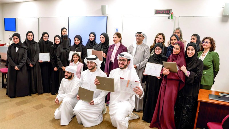 جامعة زايد تحتفي بالدفعة الأولى من خريجي «الخطابة بالعربية»