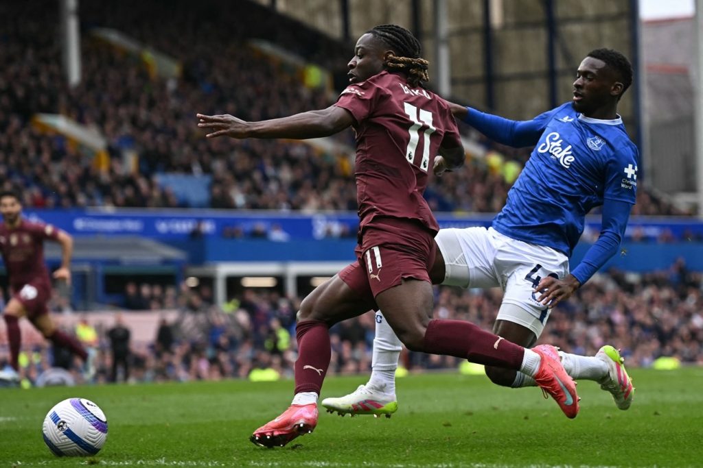 مانشستر سيتي يكرّس عقدته لنادي إيفرتون منذ 2017