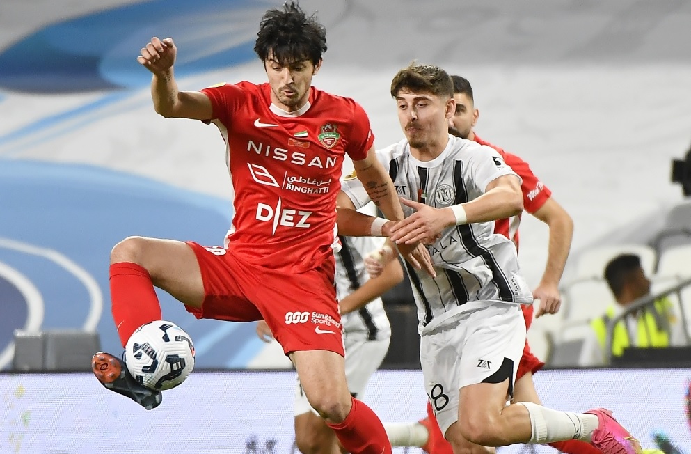 إصابة خطيرة لمهاجم شباب الأهلي سردار أزمون.. ونقله إلى المستشفى