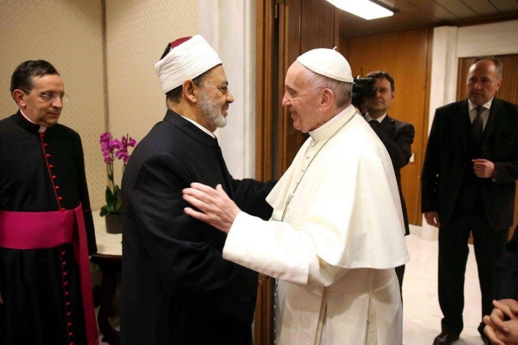 شيخ الأزهر ناعياً البابا فرنسيس: رجل الإنسانية من طراز رفيع