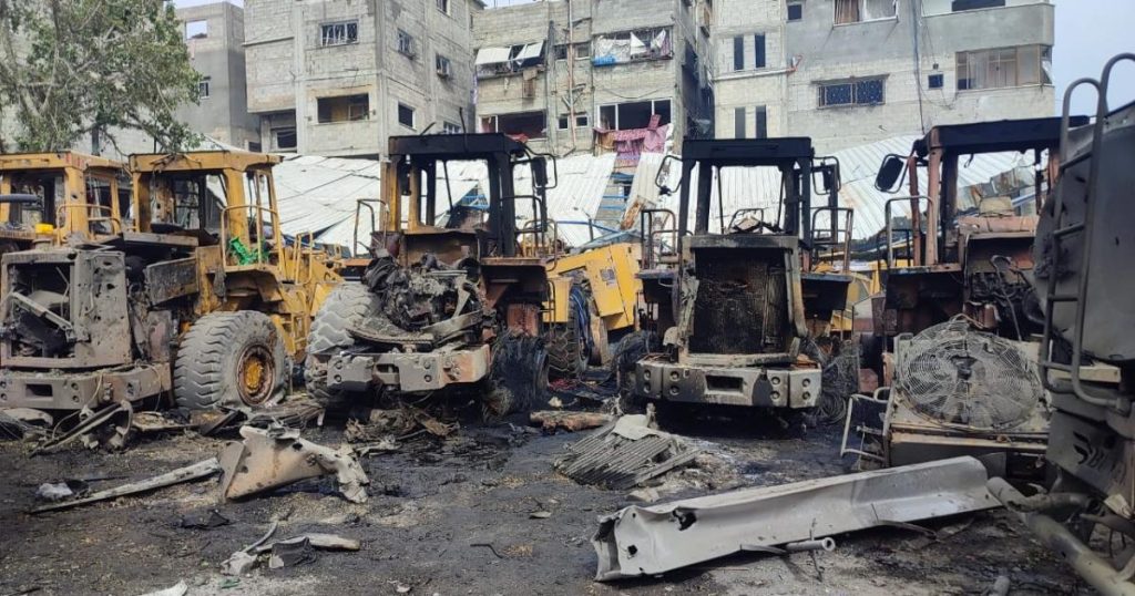 الدفاع المدني في غزة يستنكر تدمير 9 رافعات داخل مقر بلدية جباليا النزلة