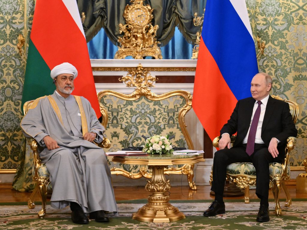 سلطان عمان والرئيس الروسي يبحثان المستجدات العالمية